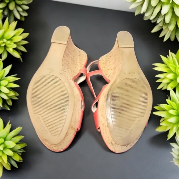 Guess scrappy pattend Leather corked heals woman's size 8.5 - Picture 2 of 6